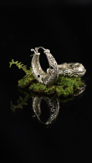 Carved silver earrings — handmade jewelry by Frolov Jewels (view 4)