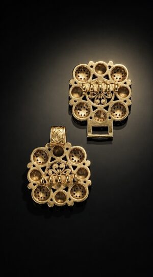 Kniazha Chepraha clasp, reverse side of both halves and the fastening mechanism